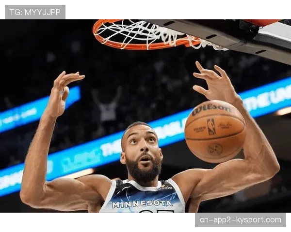 瞬间特写：一次成功的边线球防守后，森林狼全队击掌庆祝