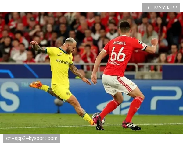 现场：安联球场大雨如注，拜仁与曼城球员在湿滑场地上进行高强度对抗